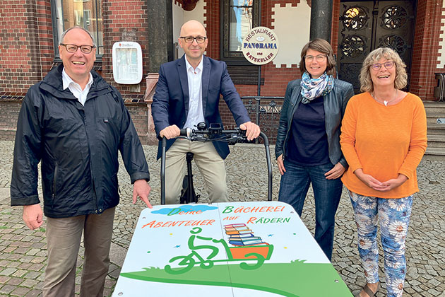 Der Leiter der Stadtbücherei Dr. Klaus Fahrner, Stadtrat Carsten Hillgruber und die Mitarbeiterinnen Sigrid Neels sowie Sybille Brügmann (v.l.) freuen sich über das neue Lastenrad Foto:S.B.